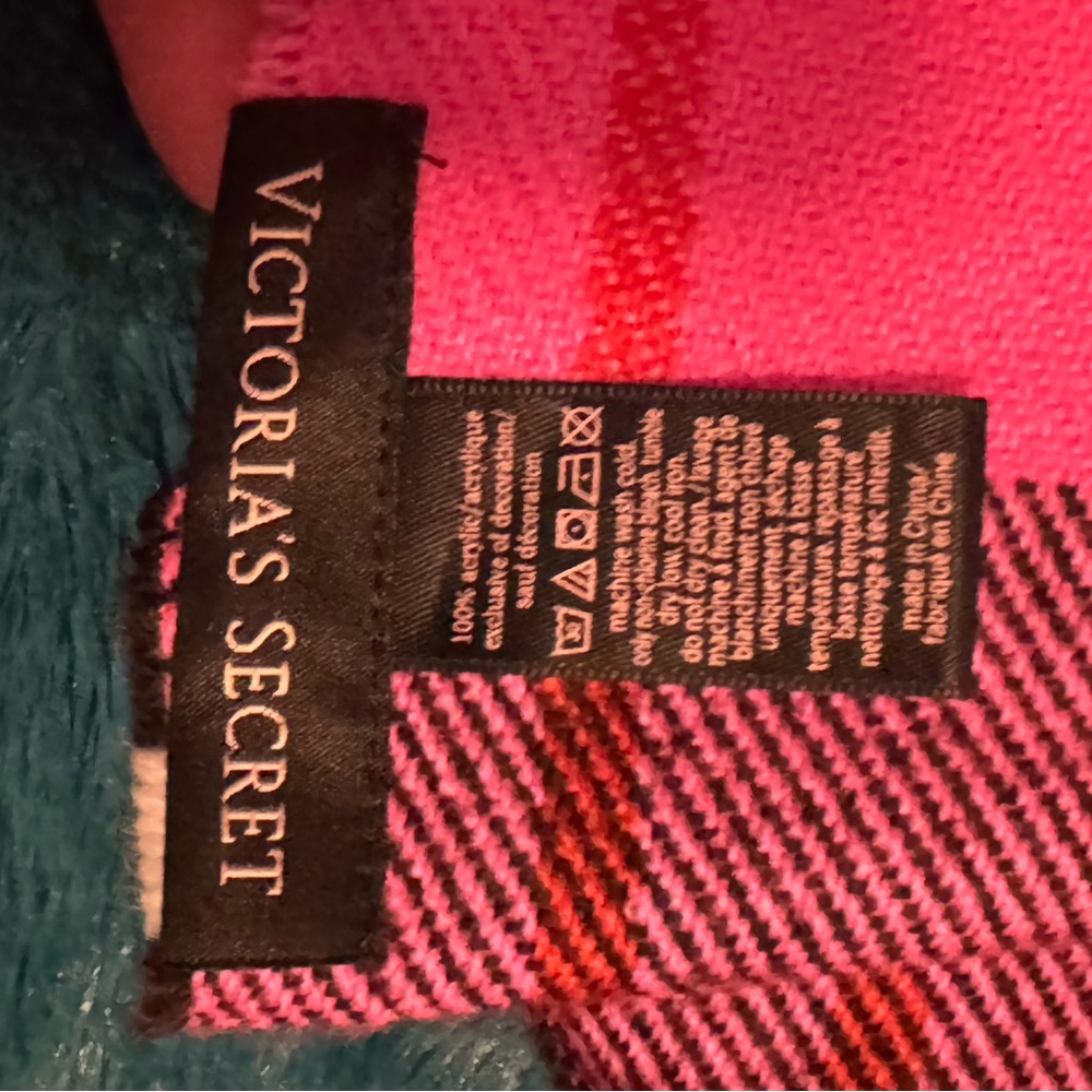 NWOT Victoria’s Secret Oversized Pink and Black Plaid Scarf* final price drop - Picture 3 of 4